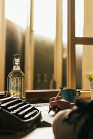 Le ghostwriting. C'est une pratique courante où un écrivain professionnel, souvent un freelance, est engagé pour écrire 