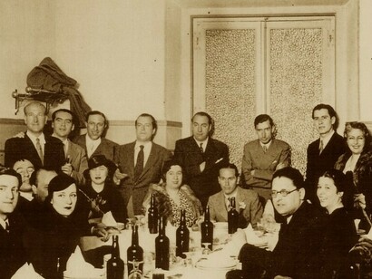 Generación del 27: la mayor parte de sus miembros se vieron por última vez en abril de 1936 en un homenaje a Cernuda (sentado, en la cabecera de la mesa) al que asistió Neruda; de pie, de izquierda a derecha: Aleixandre, Lorca, Salinas, Alberti, Neruda, Bergamín, Altolaguirre y María Teresa León