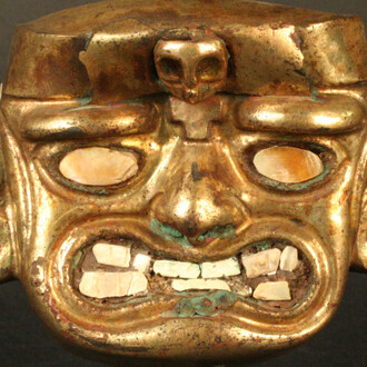 Máscara antropomorfa. “Ai Apec”

Materiales: Metal

Tardío 0 - 500 d.C. Estilo Vicus/Moche.

Medidas: 73 mm de alto, 93 mm de ancho