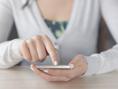 Una chica con su teléfono móvil