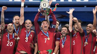 La selección de Portugal recoge el trofeo como campeona de la Eurocopa 2016