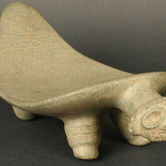 “Dúho”. Asiento

Materiales: Piedra

Tardío 800- 1600 d.C.

Medidas: 110 mm de alto x 272 mm de largo x 128 mm de