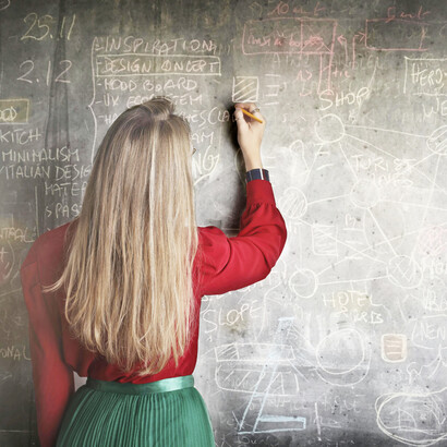 Una de las poses académicas comunes que se adoptan proviene de esa inveterada costumbre de valorar la historia con desdén