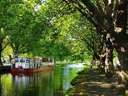Dublin, canal com barco vermelho. Fotografia Jake Perks   