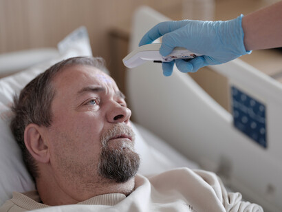 Es wurde von Insilico Medicine entwickelt, zielt auf die idiopathische Lungenfibrose ab und hat erfolgreich den Sprung in multiregionale klinische Phase-2-Studien geschafft. Bild: Patient