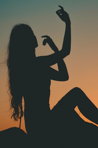 De memórias da infância e juventude a premissas subversivas, de vivências pessoais a reflexões existencialistas, da carnalidade ao mistério; a poesia sussurra paixões, intimismo, subjetividade, timidez e ousadia. A poesia abraça o mundo no espelho da humanidade