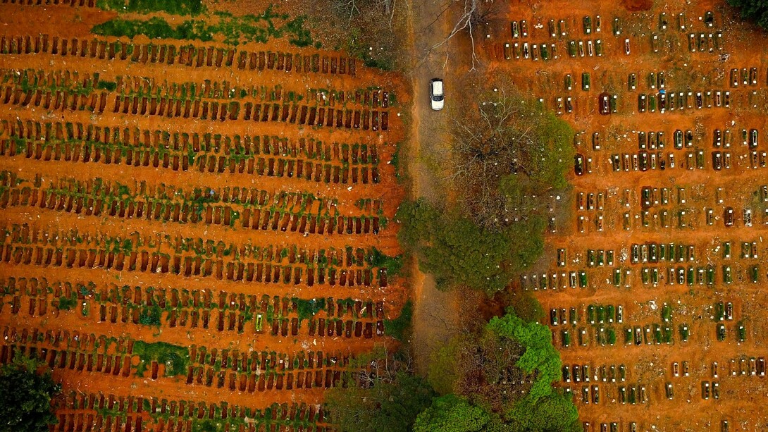 Plano cenital desde un dron del cementerio de Villa Formosa, en São Paulo, el 16 de julio de 2020