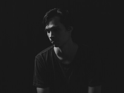 Jovem deprimido pensando na vida