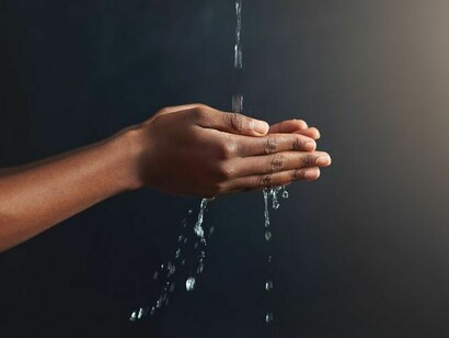 Persona si lava le mani con l'acqua 