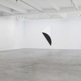 Ellsworth Kelly, Black and white, exhibition view. Courtesy of Matthew Marks Gallery