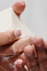 O lavar das mãos com sabão continua sendo um método eficas contra germes, bactérias e vírus