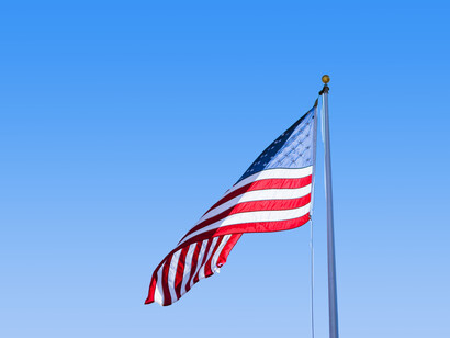 La bandera de Estados Unidos ondeando. A inicios de los 2000, Nye establece que la globalización era mejor que el aislacionismo, y que las instituciones bien reguladas eran mejores que las ideologías