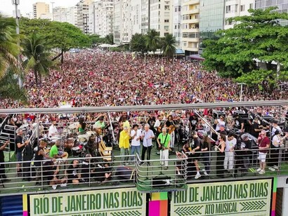 Uma multidão ocupa as ruas do Rio de Janeiro durante um ato público com apresentações musicais e manifestações contra a proposta de anistia aos participantes dos ataques às sedes dos Três Poderes, em Brasília. Para os organizadores do ato, a responsabilização dos envolvidos é essencial para a preservação do Estado Democrático de Direito e o fortalecimento das instituições. A participação popular é um dos instrumentos democráticos de pressão por transparência, responsabilização e fortalecimento das instituições