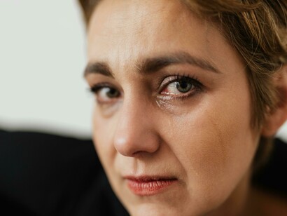 Donna che piange, violenza. Raccontare la violenza: Il potente impatto visivo di "C’è ancora domani" di Paola Cortellesi