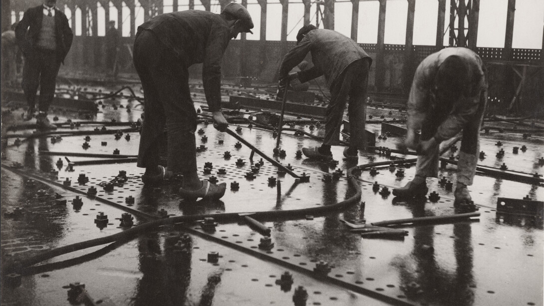 François Kollar, Construction des grands paquebots, Rivetage de tôles d'un pont de navire, chantier et ateliers de Saint-Nazaire à Penhoët, 1931-1932, épreuve gélatino-argentique, tirage d’époque, 28,9 x 23,5 cm, donation François Kollar, Médiathèque de l'architecture et du patrimoine