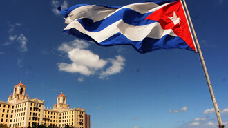 Una bandera cubana ondea en el Malecón de La Habana junto al Hotel Nacional