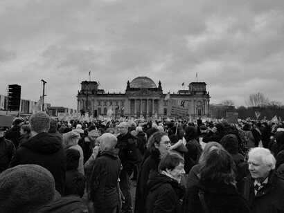 Un *führer* es un *führer*, un nazi es un nazi, y la costra política parasitaria es exactamente eso: una costra política parasitaria. Somos el cortafuegos. Manifestación contra la AfD y la extrema derecha el 3 de febrero de 2024, Berlin, Alemania