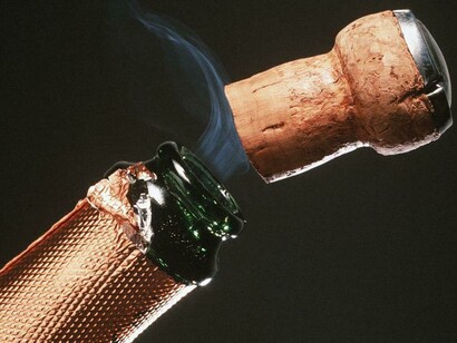 Una botella de champagne recién abierta