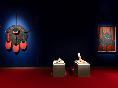 Varios artistas, Érase una vez. Visiones del cielo y la tierra, vista de la exposición. Cortesía de la Pinacoteca