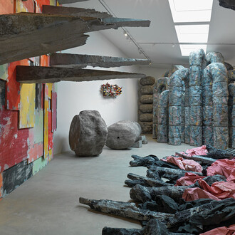 Phyllida Barlow, unscripted, exhibition view. Courtesy of Hauser & Wirth Gallery