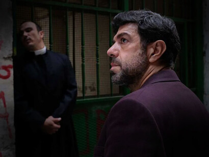 Nostalgia, film di Mario Martone, (2022). Tutto è nostalgia: per la terra che si è dovuta lasciare, per quel sentirsi sempre un po’ straniero, per una lingua italiana biascicata che si mescola a una forte cadenza straniera, per la gioventù perduta, per quel che è stato e quel che poteva essere, per una Napoli intensa protagonista, per una madre che se ne è volata via, per una bellezza che se ne è andata, per un’amicizia che si è come sciolta al sole. Legami che furono