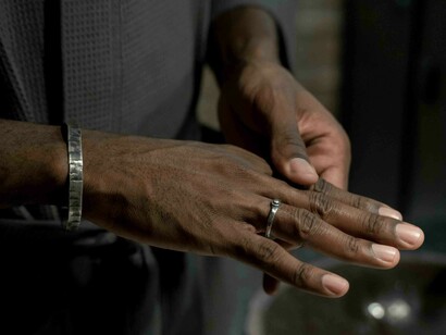 Conheça a história de um homem que se vê oco, buscando identidade em um mundo que o enlouquece