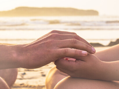 Un hombre toma de la mano a su hijo frente a la orilla del mar en Esauira, Marruecos
