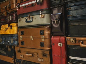 Uma pilha de malas de viagem evoca os preparativos que antecedem a partida. Escolher o destino, organizar o itinerário e reunir tudo o que será necessário fazem parte de uma jornada que começa muito antes de chegar ao destino