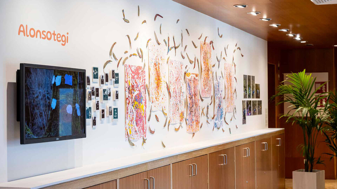 Varios artistas, Aprendiendo a través del arte 2025, vista de exhibición. Cortesía del Museo Guggenheim Bilbao