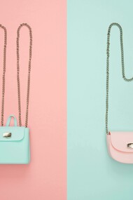 A escolha da bolsa ideal depende sobretudo do material, do tamanho e da cor que melhor se adaptem ao seu estilo e às suas necessidades diárias. Materiais duráveis, como couro natural ou opções veganas de boa qualidade, tendem a resistir mais ao tempo, enquanto tecidos e acabamentos especiais exigem atenção extra. O tamanho deve ser definido pelo que você realmente carrega no dia a dia, e a cor precisa conversar com a paleta predominante do seu guarda-roupa — preto para tons frios e sóbrios, marrom para looks vibrantes ou terrosos e bege para combinações suaves. Por fim, mais importante do que marcas famosas é escolher um modelo bem estruturado, com acabamento de qualidade e que funcione para o seu estilo de vida