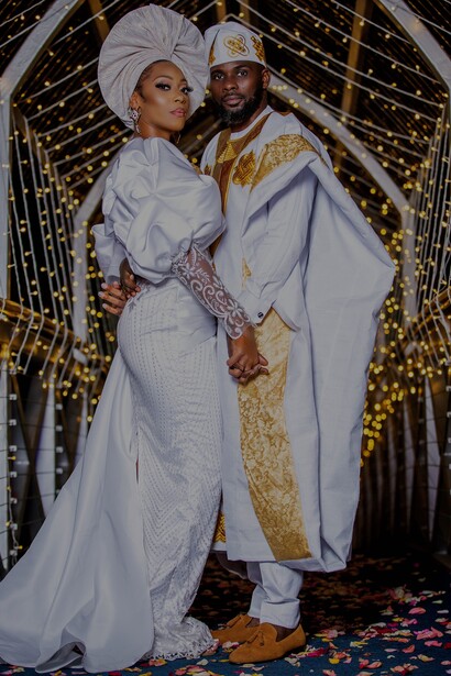 Noivo e noiva vestem roupas tradicionais angolanas de casamento