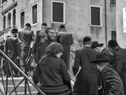 Ferdinando Scianna - Visitatori di una comunità ebraica americana attraversano il ponte del Ghetto Vecchio