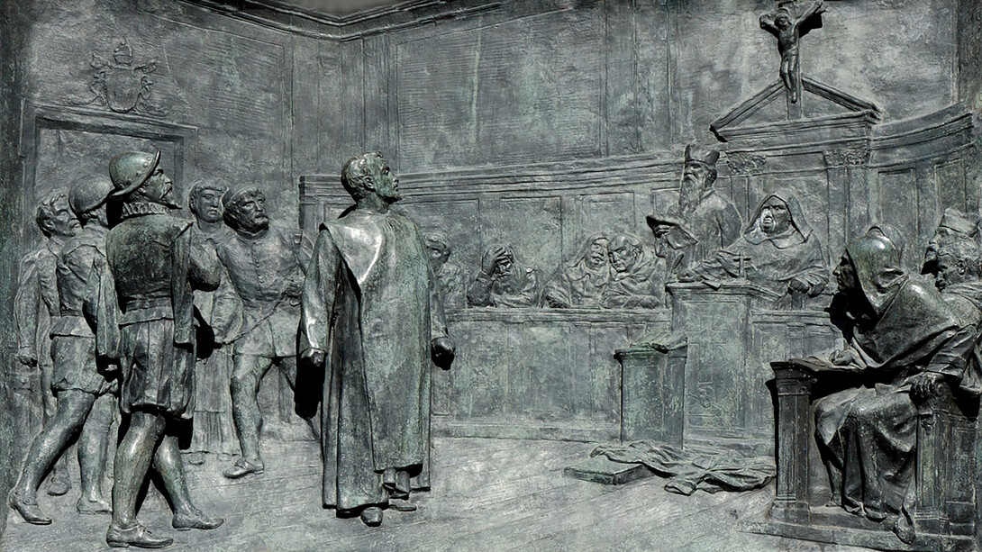 Il processo di Giordano Bruno da parte dell'Inquisizione romana. Rilievo in bronzo di Ettore Ferrari (1845-1929), Campo de 'Fiori, Roma
