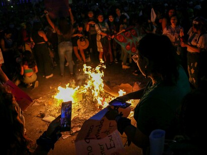 Só que, anos depois, as pautas magicamente saem de seu cativeiro. Só que não foi a polícia que foi ao resgate. Foram seus próprios sequestradores que perderam o bonde. Não perceberam que a internet tinha novos membros. Uma nova colônia estava ali tentando se encaixar