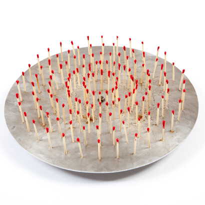 Bernard Aubertin - Le disque à feu, 1961; fiammiferi e alluminio perforato 30,5×30,5×7cm
