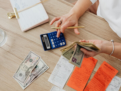 The gap between people who struggle to pay bills and those who are very rich usually comes down to a mix of structure, opportunity, and compounding effects over time