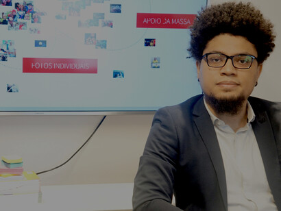 Pesquisador Tarcizio Silva em sua apresentação sobre o racismo algorítmico