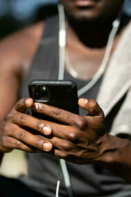 Nos dias atuais, é praticamente impossível imaginar um atleta sem o celular nas mãos minutos antes de treinos ou competições. Muitos recorrem ao aparelho para ouvir música, revisar táticas, enviar mensagens ou simplesmente passar o tempo. À primeira vista, isso parece inofensivo, mas o impacto desse hábito sobre a performance esportiva é muito maior do que se imagina. O uso excessivo do celular pode reduzir a concentração, atrasar os reflexos, prejudicar o preparo mental e até interferir na postura, comprometendo o desempenho físico e cognitivo