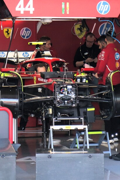 Nel 2025, la Scuderia Ferrari mostra una ritrovata solidità tecnica e strategica, pronta a lottare costantemente per la vittoria