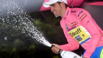 Alberto Contador celebrando su victoria en el Giro de Italia 2015
