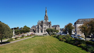 La basilique de Sainte-Anne d’Auray. La basilique est un magnifique édifice de style néo-gothique avec une grande rosace et des vitraux représentant des scènes de la vie de Sainte Anne