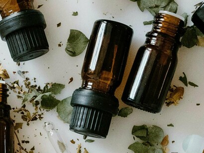 Essências.Ao tentar transformar a identidade humana em substância permanente, esquecemos que o cheiro é, por natureza, volátil. Perfumar-se não deveria ser um gesto de controle, mas de presença. Um rastro, não uma prisão