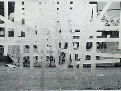 John Beech, Tape Drawing [Berlin], detail, 2012, Ruban adhésif métallisé, photographie noir & blanc, 122 x 244 cm, Courtesy Galerie Les filles du calvaire