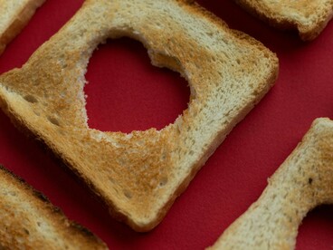 No Instagram, o ciclo de valorização e desvalorização se reforça toda vez que alguém curte, comenta ou compartilha uma postagem. É uma resposta química e emocional: o cérebro libera dopamina, o neurotransmissor do prazer e da recompensa, e por alguns segundos, sentimos que existimos, que pertencemos, que somos vistos

