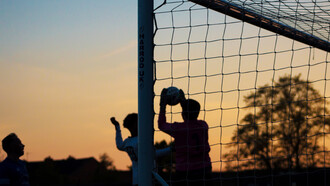 Jóvenes en un partido de fútbol durante el atardecer. ¿Debe existir una esfera intelectual en el mundo del deporte profesional?