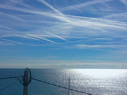 Cielo azul lleno de estelas dejadas por el paso de lo aviones