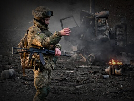 Soldado rodeado de restos después de un bombardeo en la guerra de Ucrania