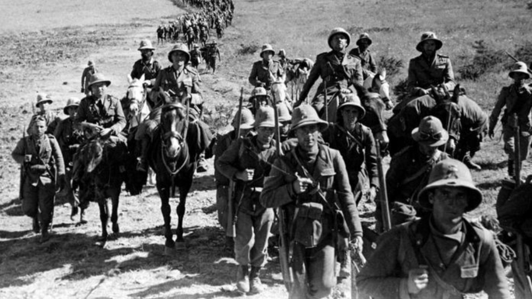 Truppe italiane marciano in Etiopia, 1935-1936