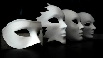 Conjunto de máscaras venecianas sin decorar: la necesidad de sobresalir por originalidad poco a poco ha ido socavando la autenticidad verdadera