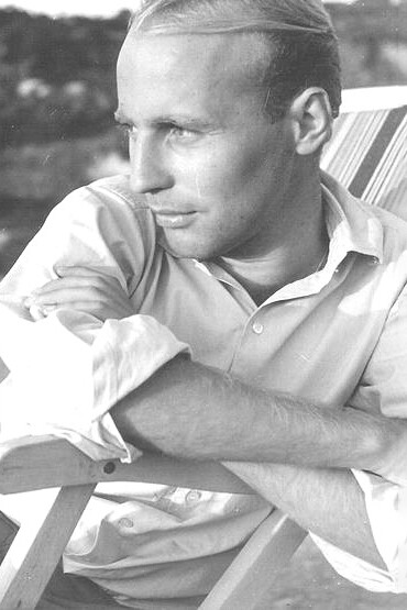 Hans Werner Henze, giovane, a Ischia. Il compositore tedesco, appassionato dell’Italia, trovò in Montepulciano il luogo dove afferrare l’utopia